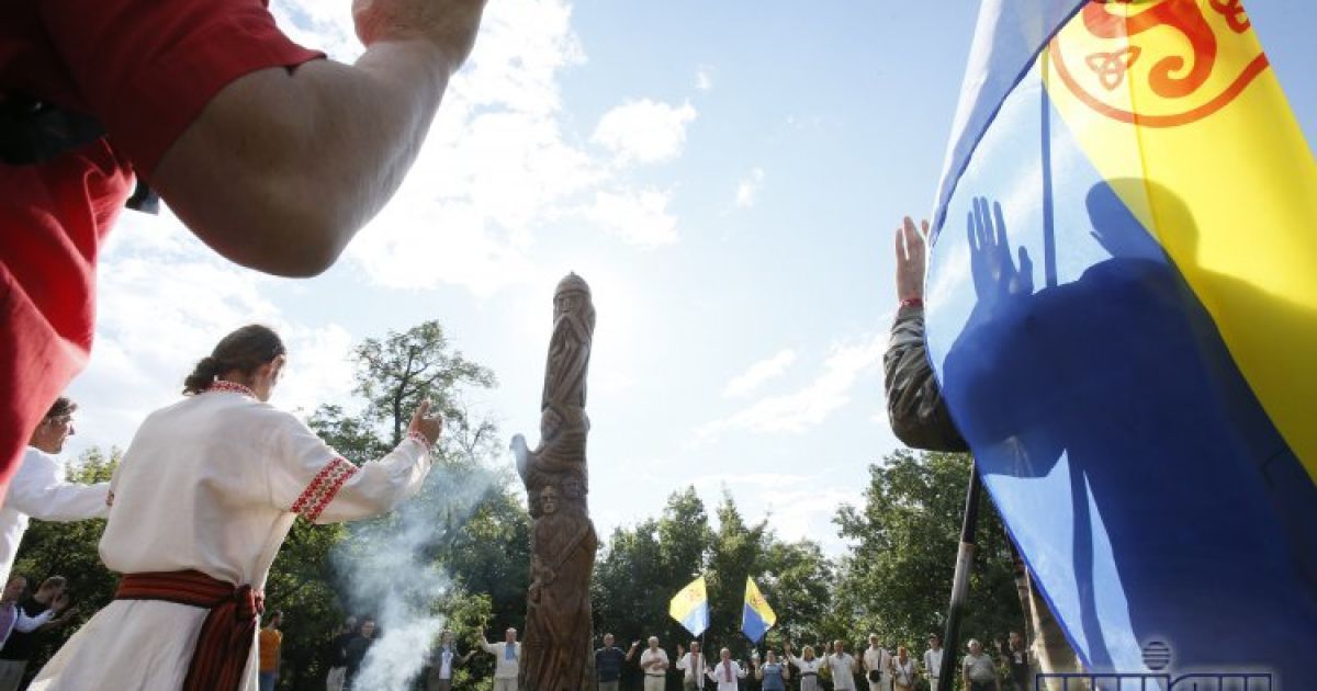 Тепер у Києві стоїть Перун / © УНІАН