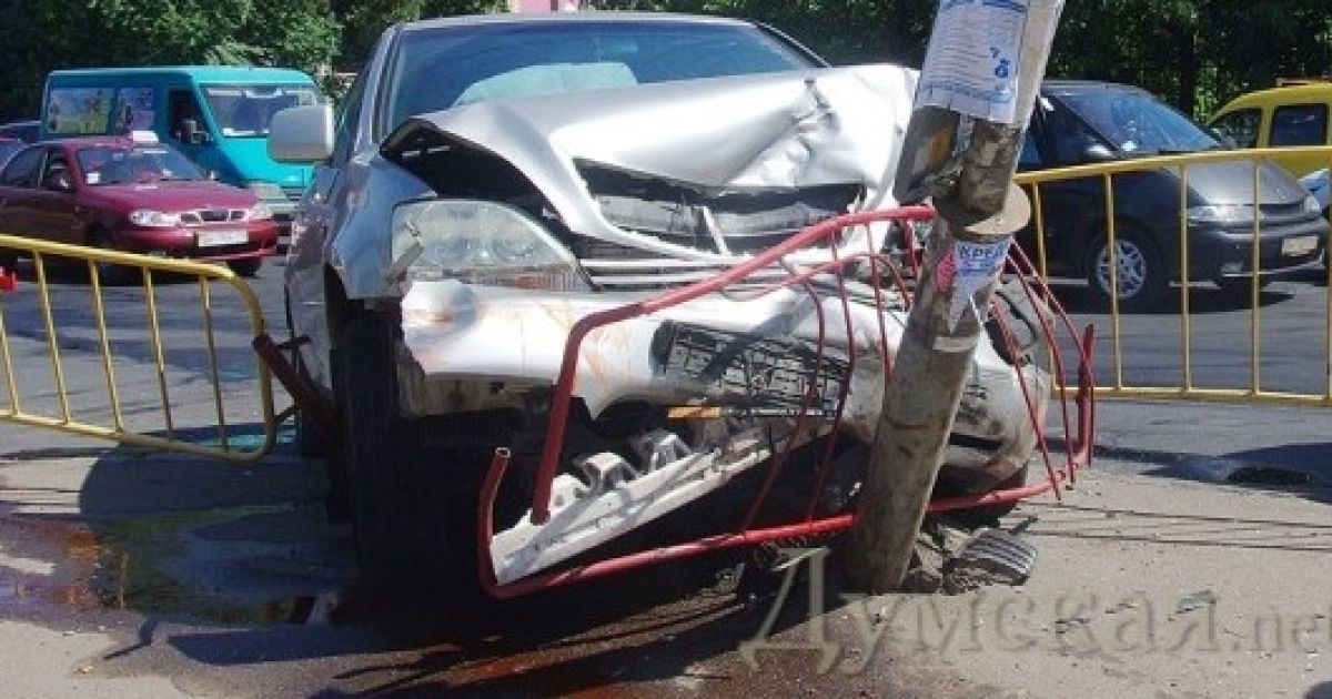 Водії автомобілів не поділили дорогу