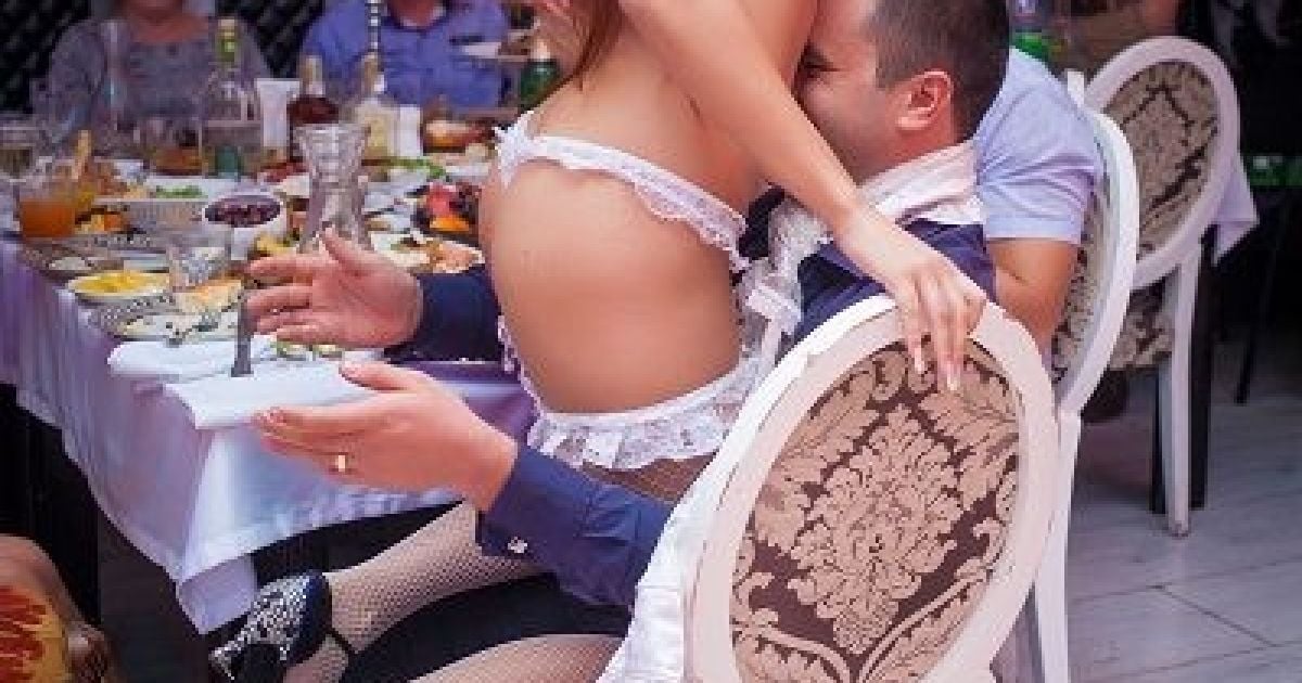 Батьки привели дітей на стриптиз у нічний клуб / © 048.ua