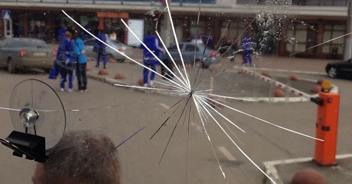Розбите вікно автобусу "Динамо"