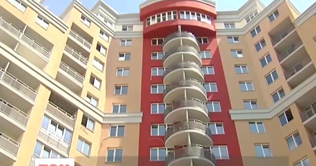 Кияни дочекалися ключів від "доступного житла" у новенькій висотці