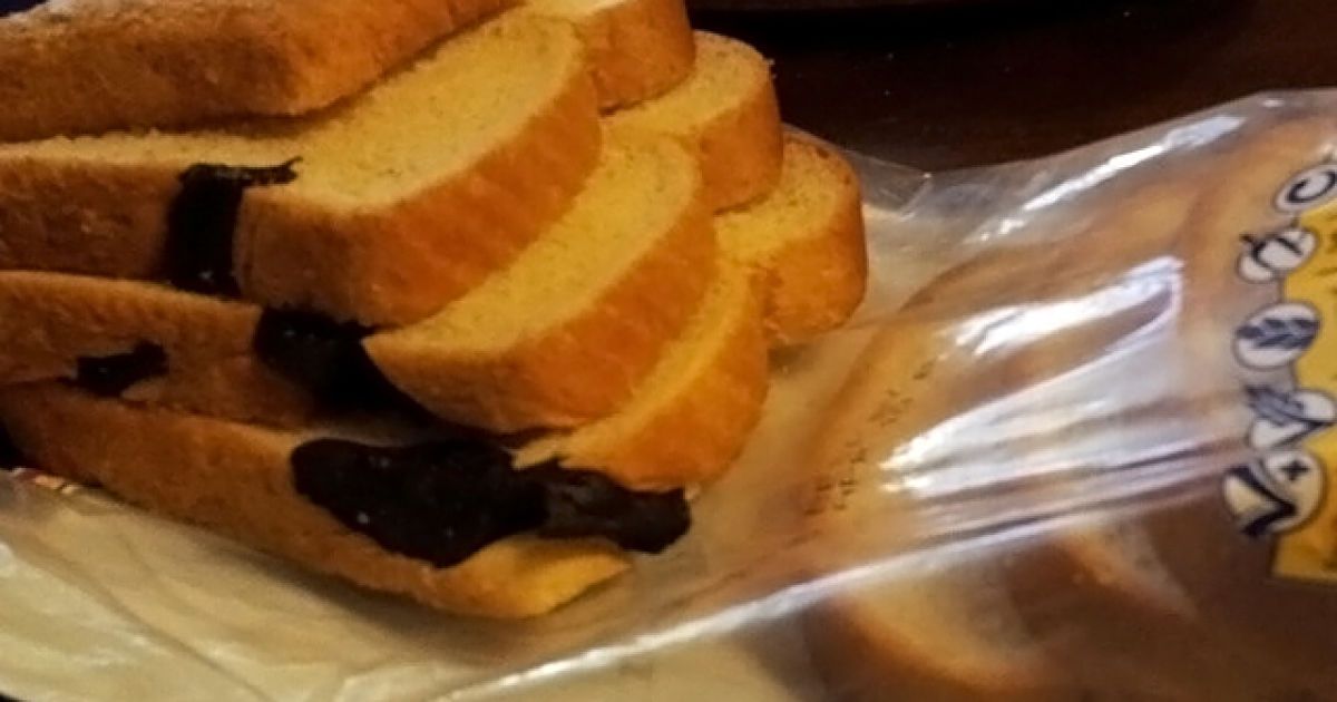 Жінка знайшла змію в хлібі