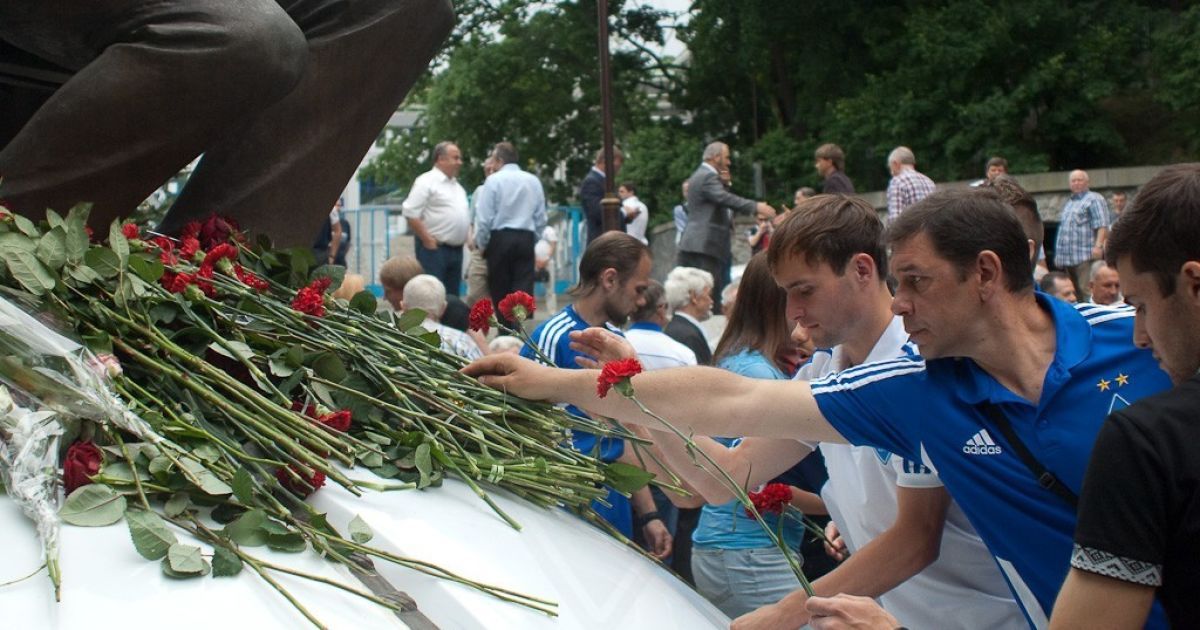 Динамівці поклали квіти до пам'ятника Лобановського / © fcdynamo.kiev.ua