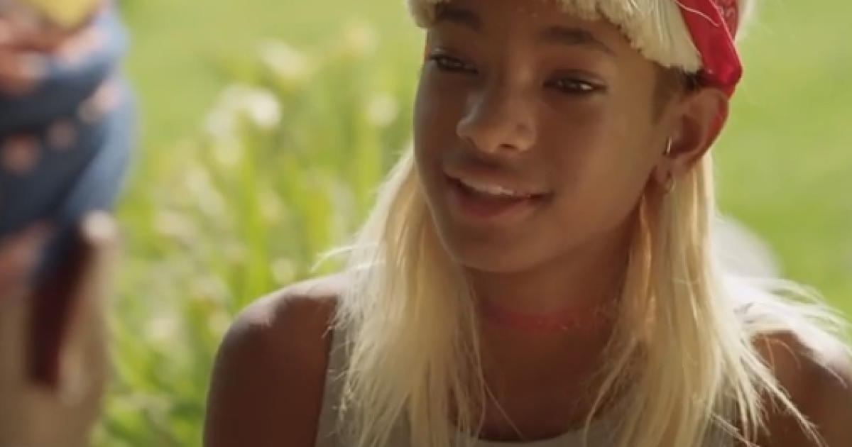 Віллоу Сміт записала кліп на літню композицію