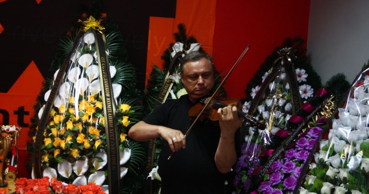 Попрощатися з Вадимом Нестерчуком прийшли друзі, колеги та прості люди / © gazeta.ua