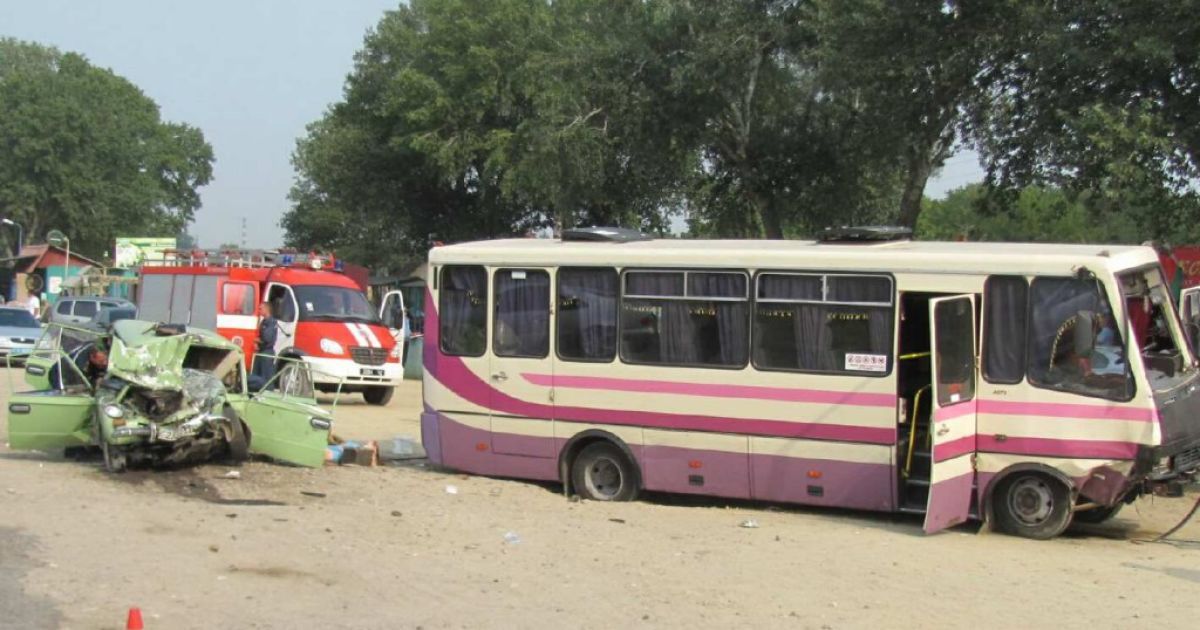 На Херсонщині в аварії автобуса і легковика загинули дві жінки