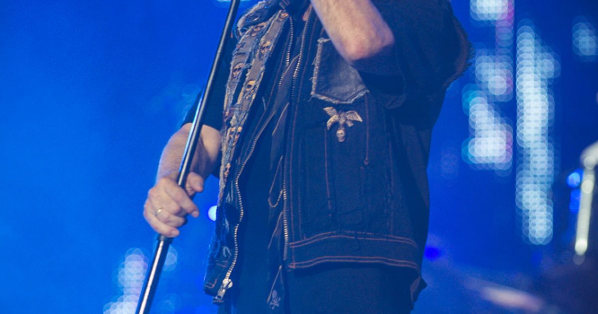 Під час виступу групи Scorpions публіці довелося помокнути під сильним дощем / © gallup.com