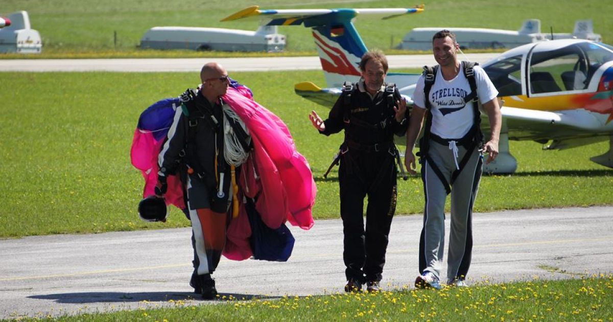 Віталій Кличко похизувався стрибком з парашутом з родиною / © rocketnews24