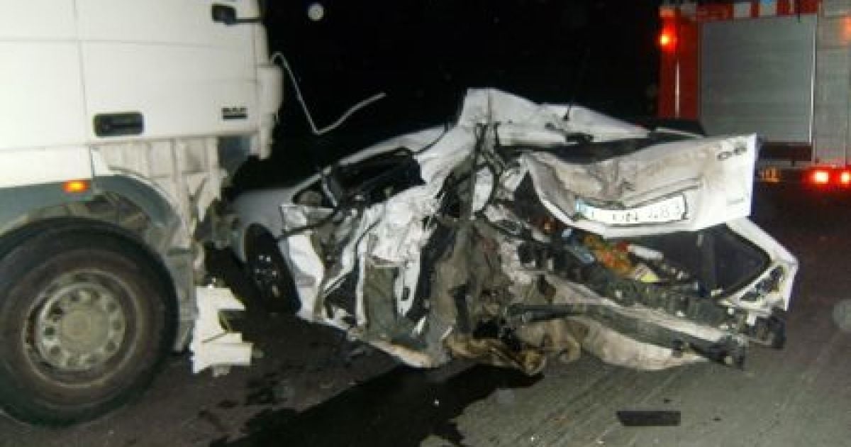 Вантажівка розчавила авто