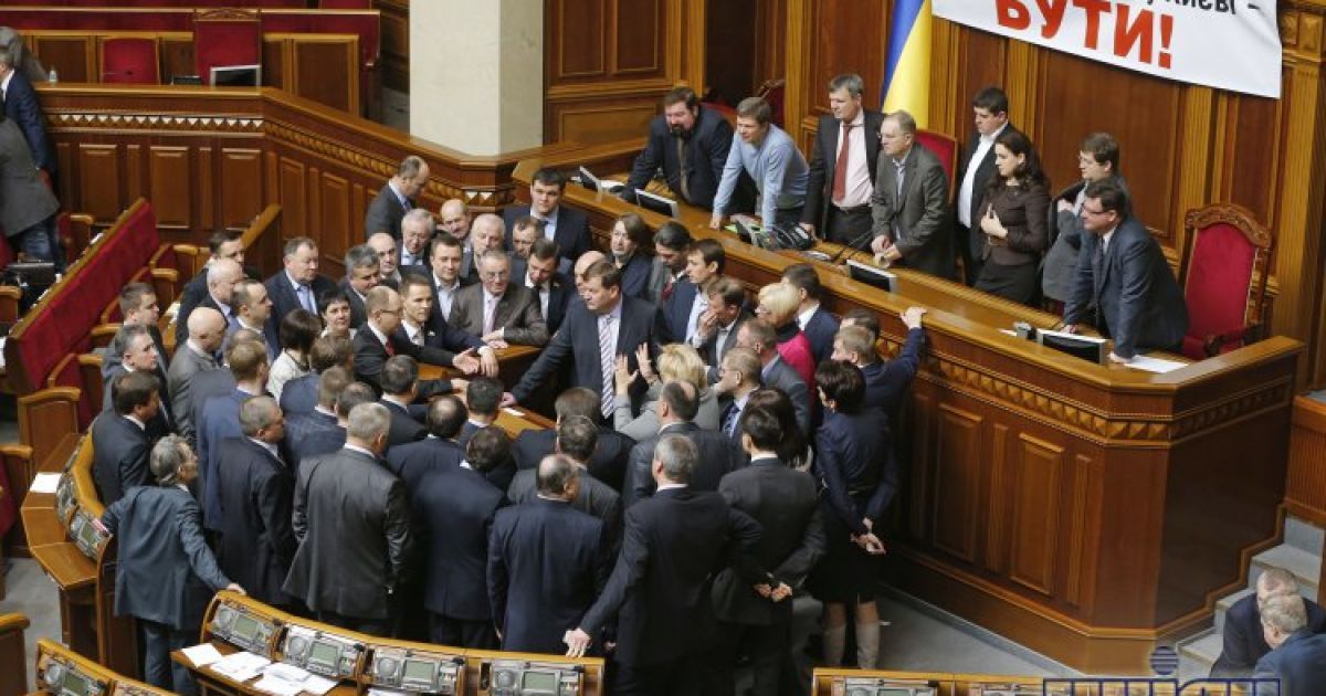 Яценюк твердить, що регіонали увімкнули задню