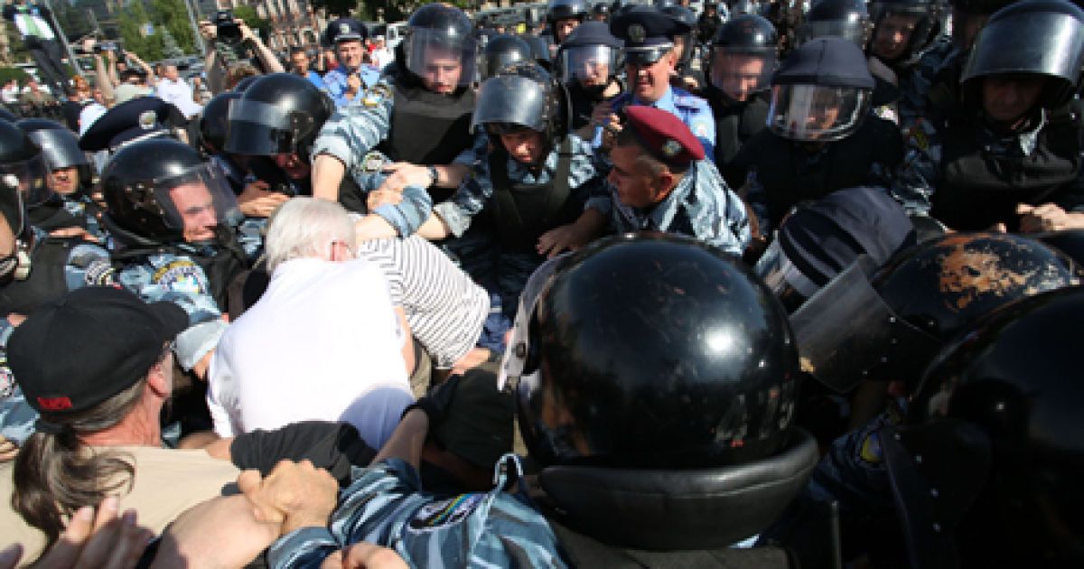 На Софійській площі "Беркут" зніс наметове містечко опозиції, активістів затримали