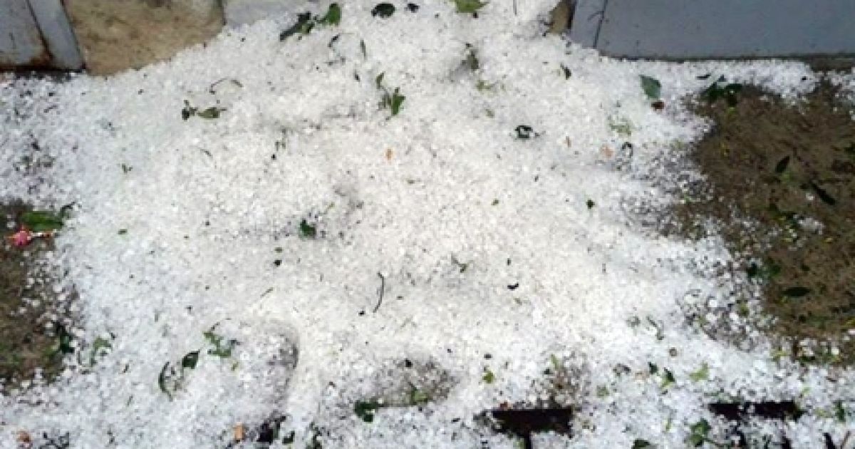 Івано-Франківськ засипав крупний град / © vk.com/typical_if