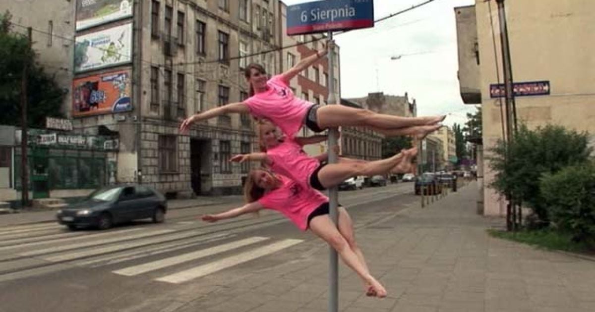 Дівчата влаштували "танці" на дорожньому знаку