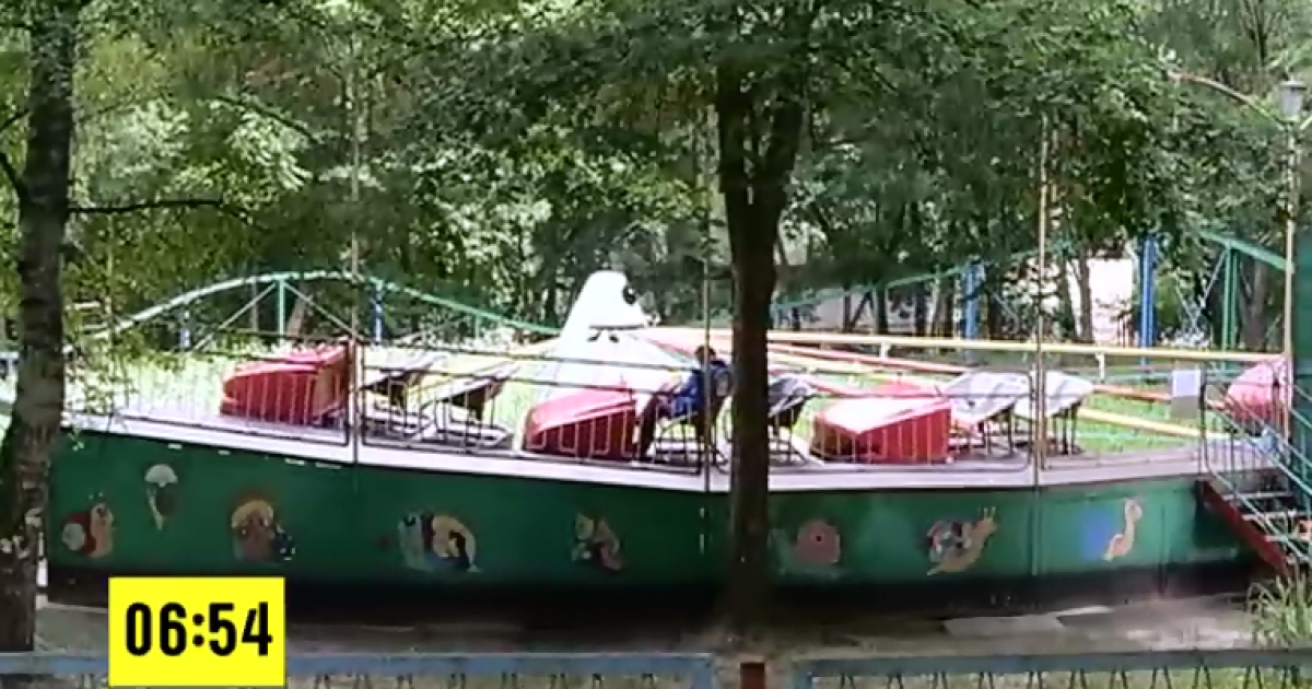 Київські атракціони мають іржаві сидіння та радянські малюнки.