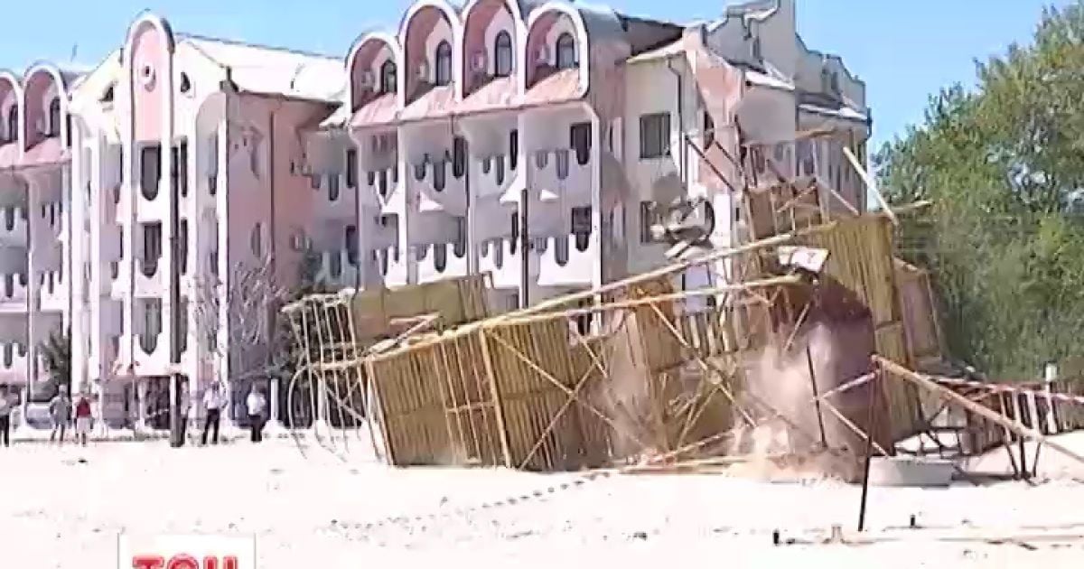 На всій береговій Азово-Чорноморській смузі почали зносити бари і розважальні заклади