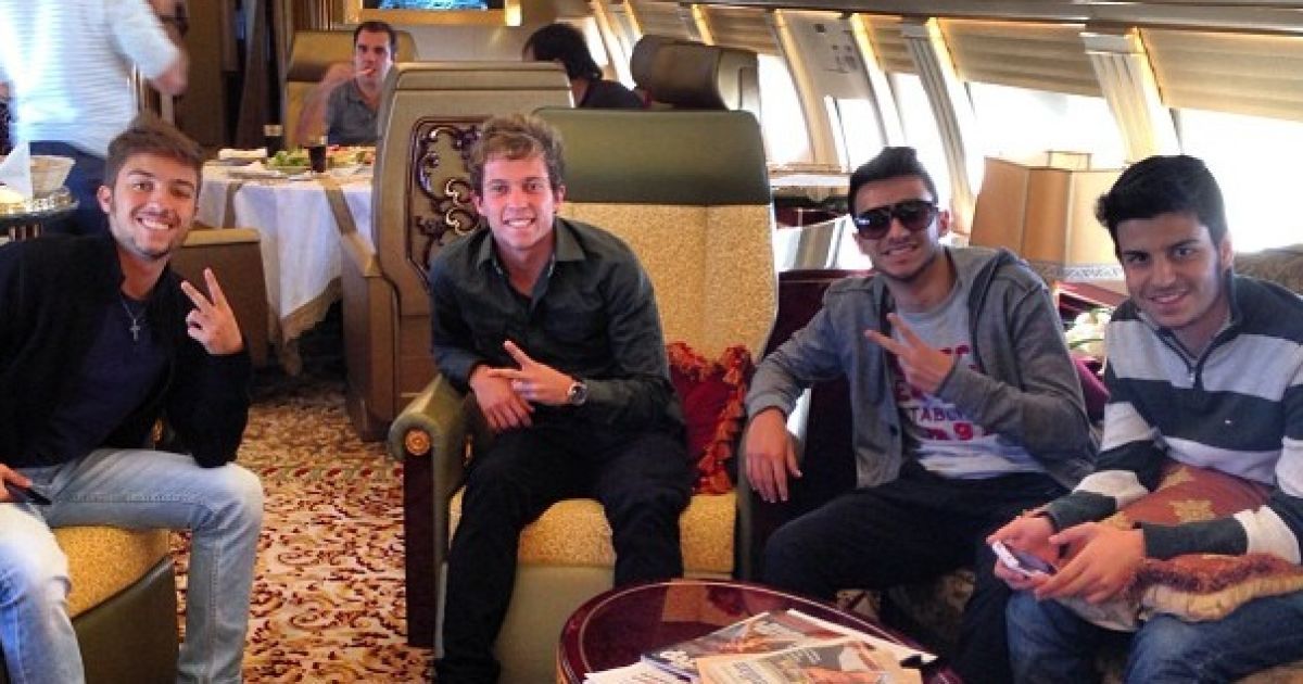 Бернард (в центрі) прилетів на оглядини "Шахтаря"