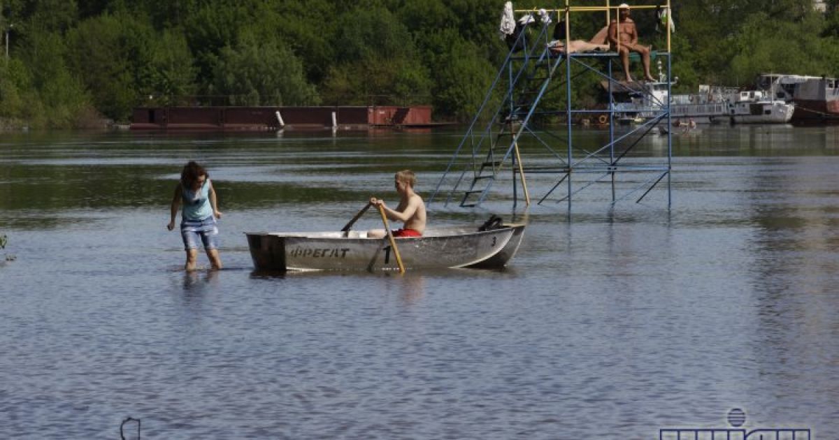 У Києві затопило територію Гідропарку / © УНІАН