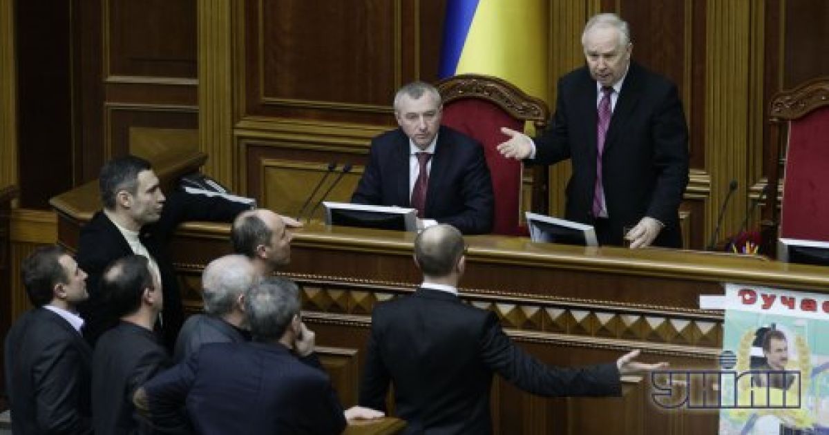 Депутати заблокували трибуну