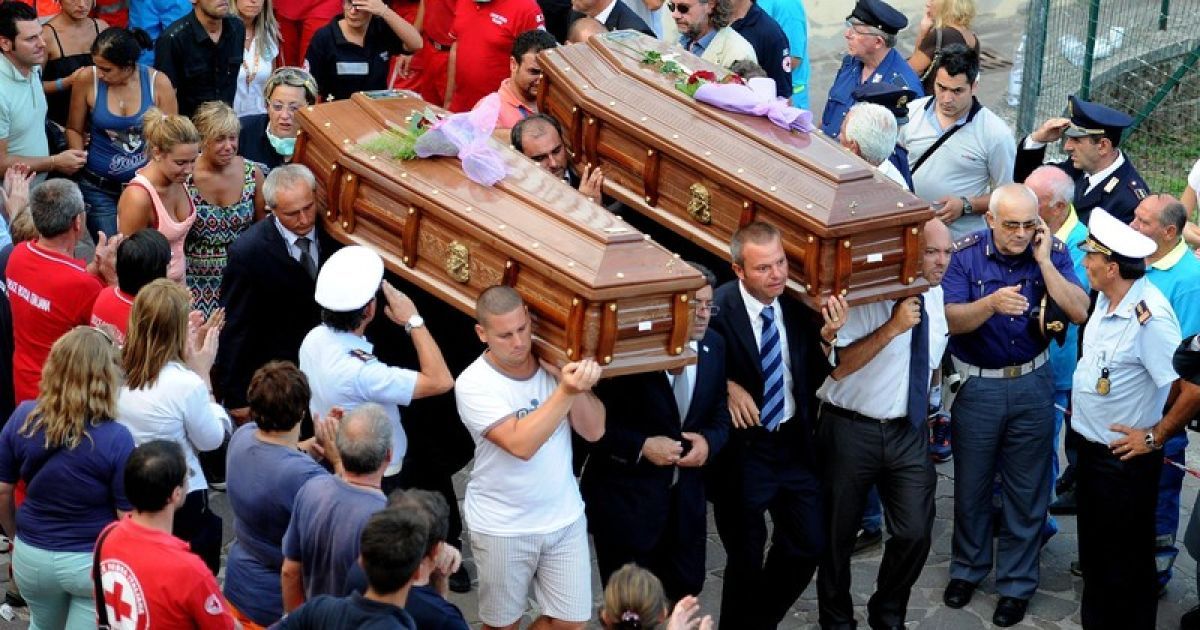 Жертв ДТП несуть у закритих трунах / © http://twitter.com/mrskutcher