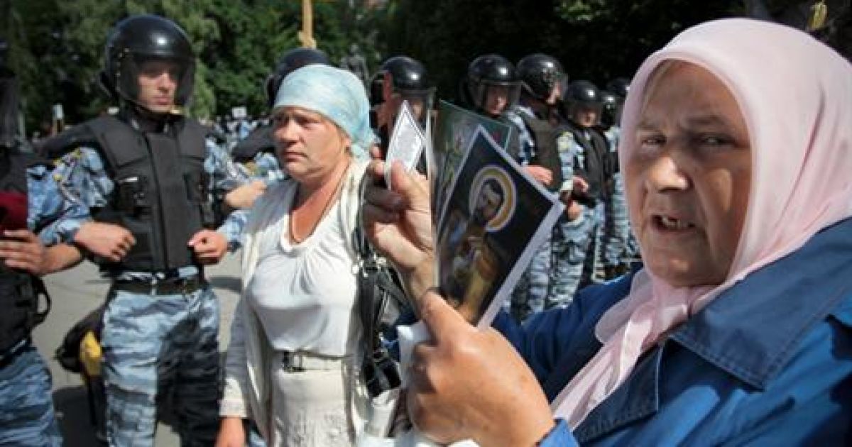 Противники гей-параду усіляко намагалися його зірвати / © Комсомольская правда в Украине