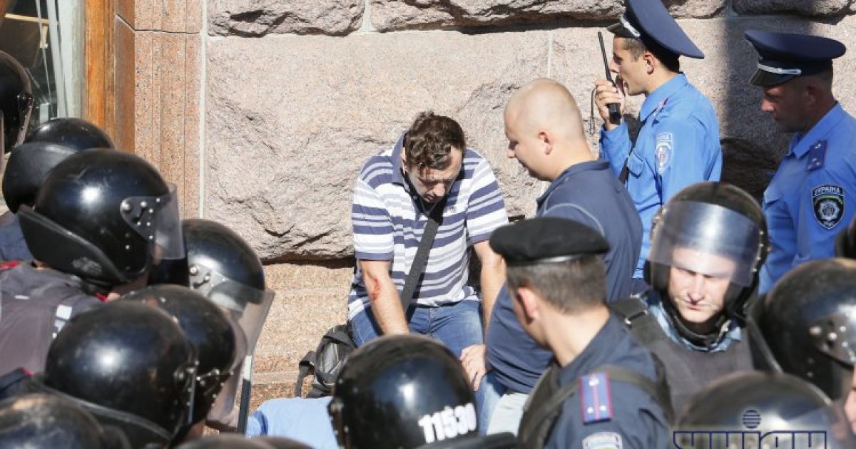Депутата від "Свободи" побили бійці "Беркуту" / © УНІАН