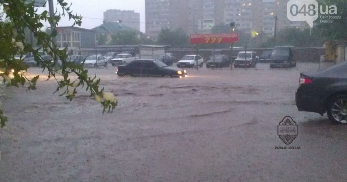 Потоп в Одесі спровокував черговий транспортний колапс