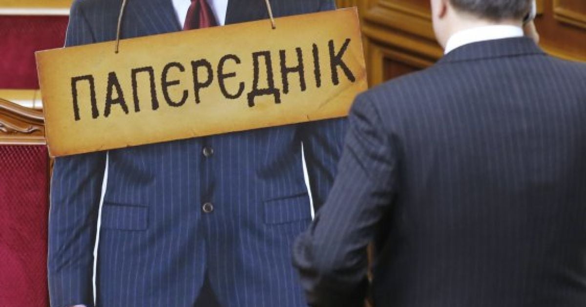 Картонний Азаров став місцем паломництва нардепів у Раді / © УНІАН