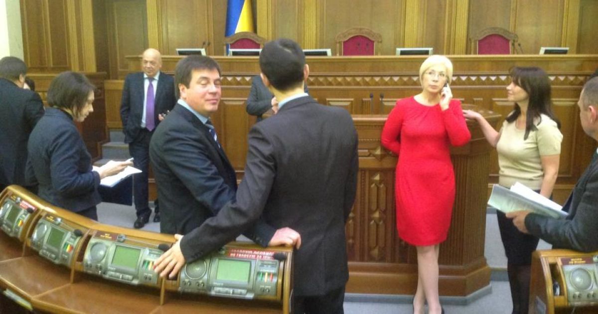 Опозиція продовжує блокування трибуни Ради