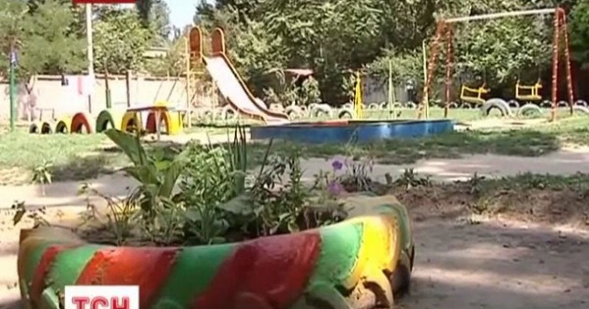 Люди повалили паркан, який звели довкола дитячого майданчика