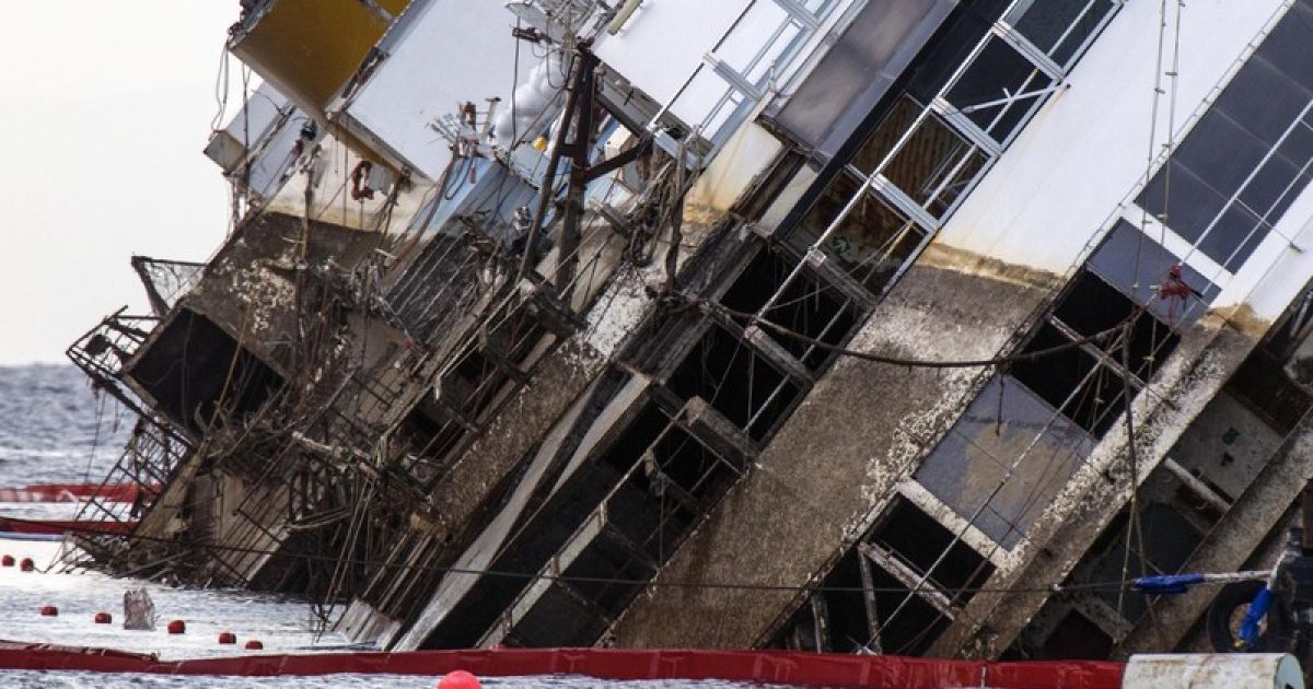 Costa Concordia поставили вертикально у берегів Італії / © Фото EPA/UPG