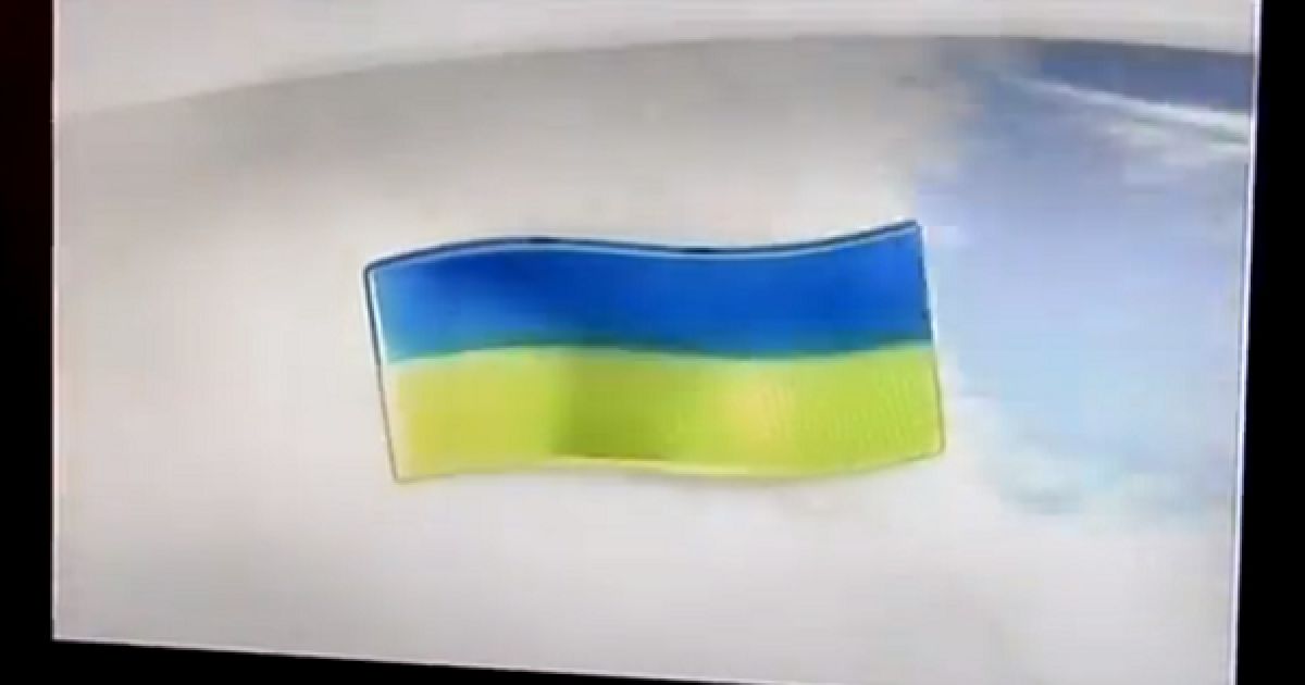 Стікер для унітазів надто схожий на прапор України.
