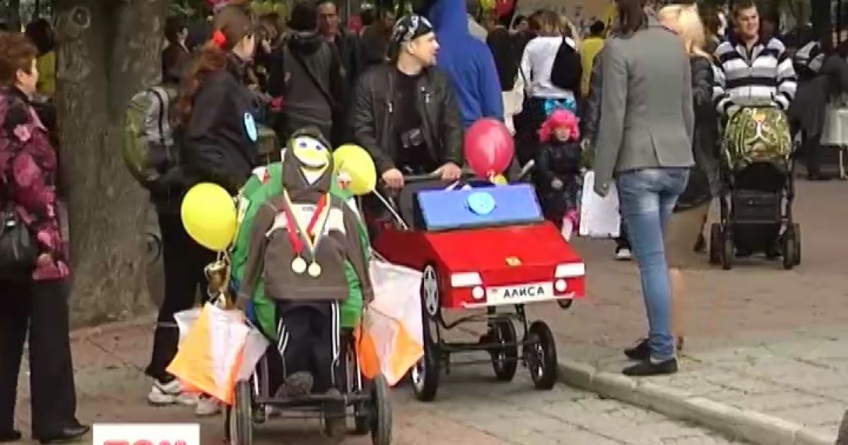 Батьки "прокачували" візочки своїх малюків.