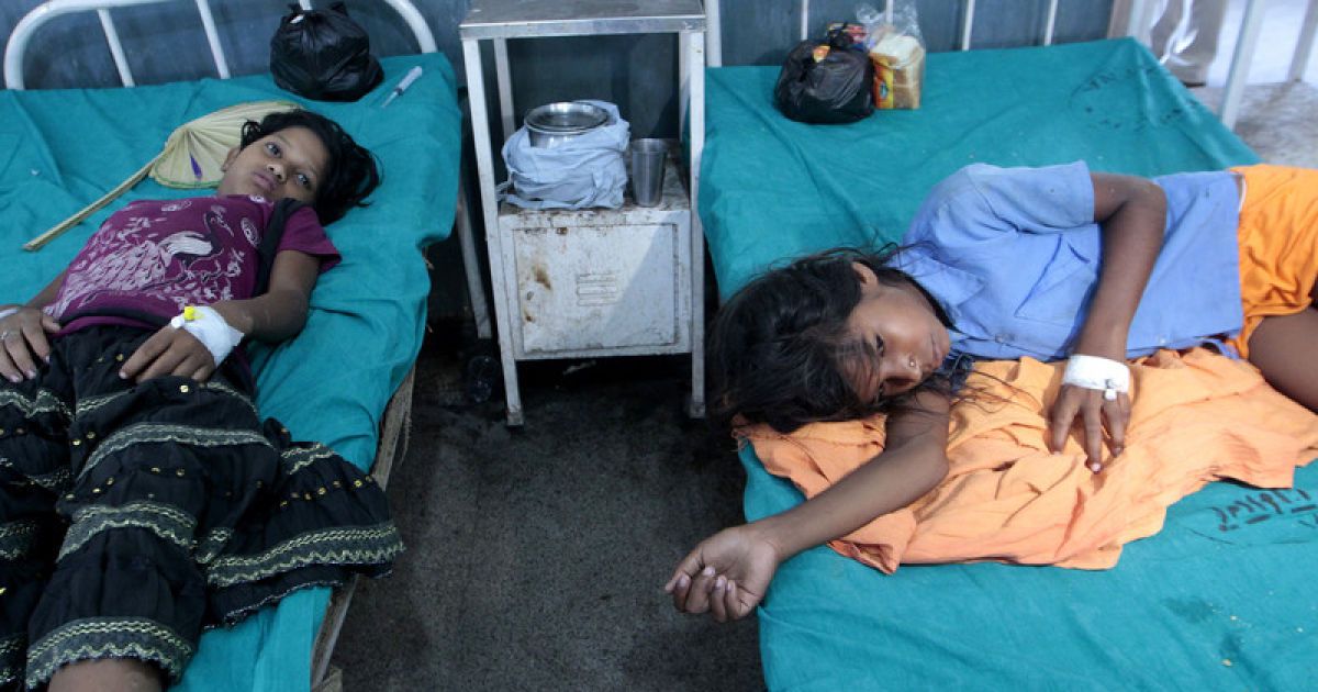 В Індії 22 дітей загинули через отруєний обід в школі.