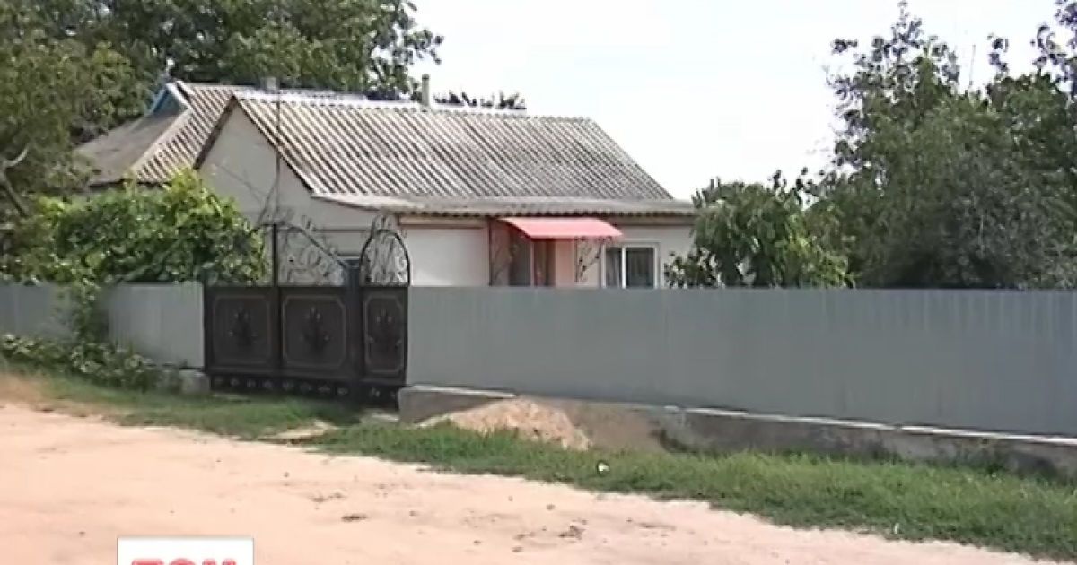 Крашкова повернулася додому і не виходить із хати