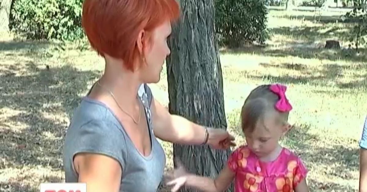 Жінка тішиться материнством
