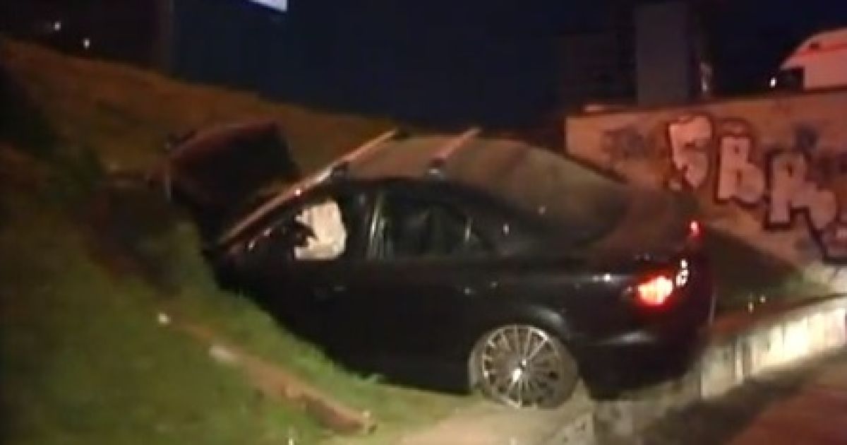 Після запаморочливого польоту над дорогою Mazda опинилася в газоні