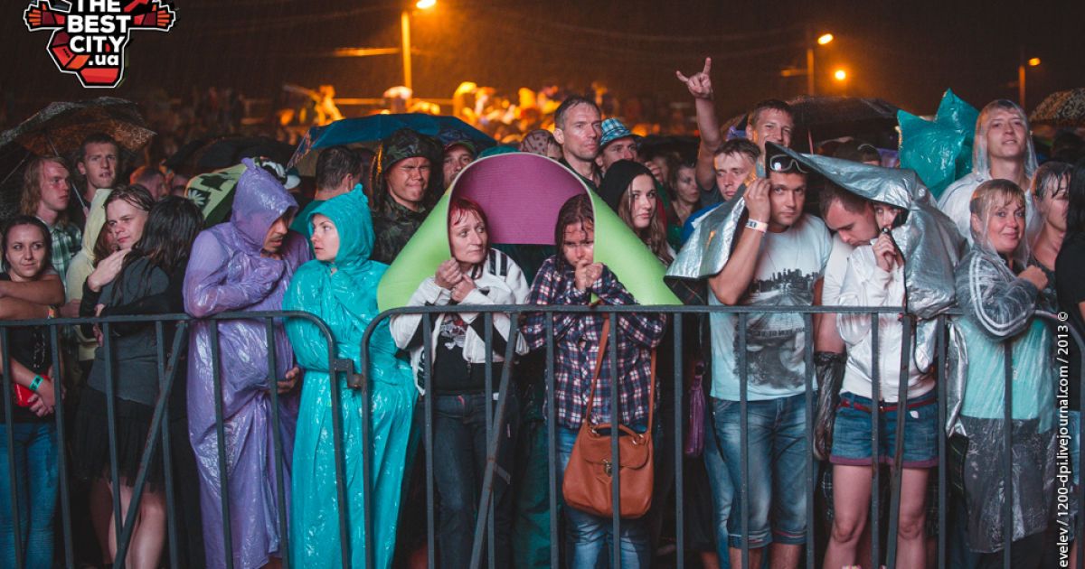 Під час виступу групи Scorpions публіці довелося помокнути під сильним дощем / © gallup.com