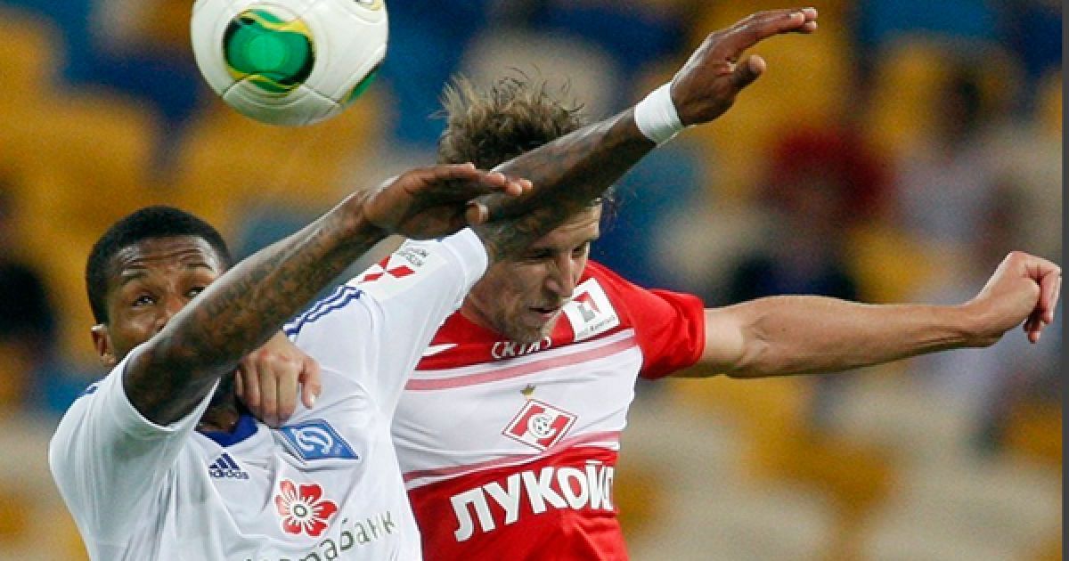 Ленс бореться за м'яч на другому поверсі / © fcdynamo.kiev.ua