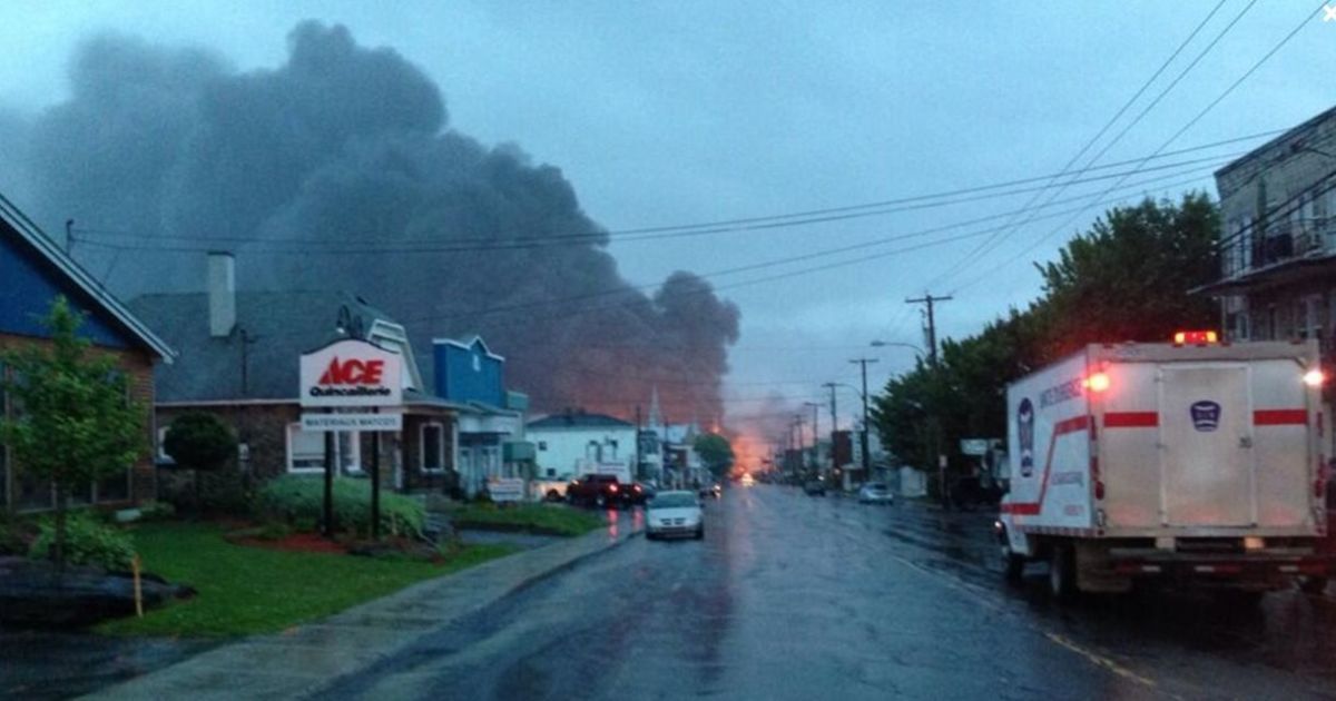 Вибух і пожежа знищили центр міста