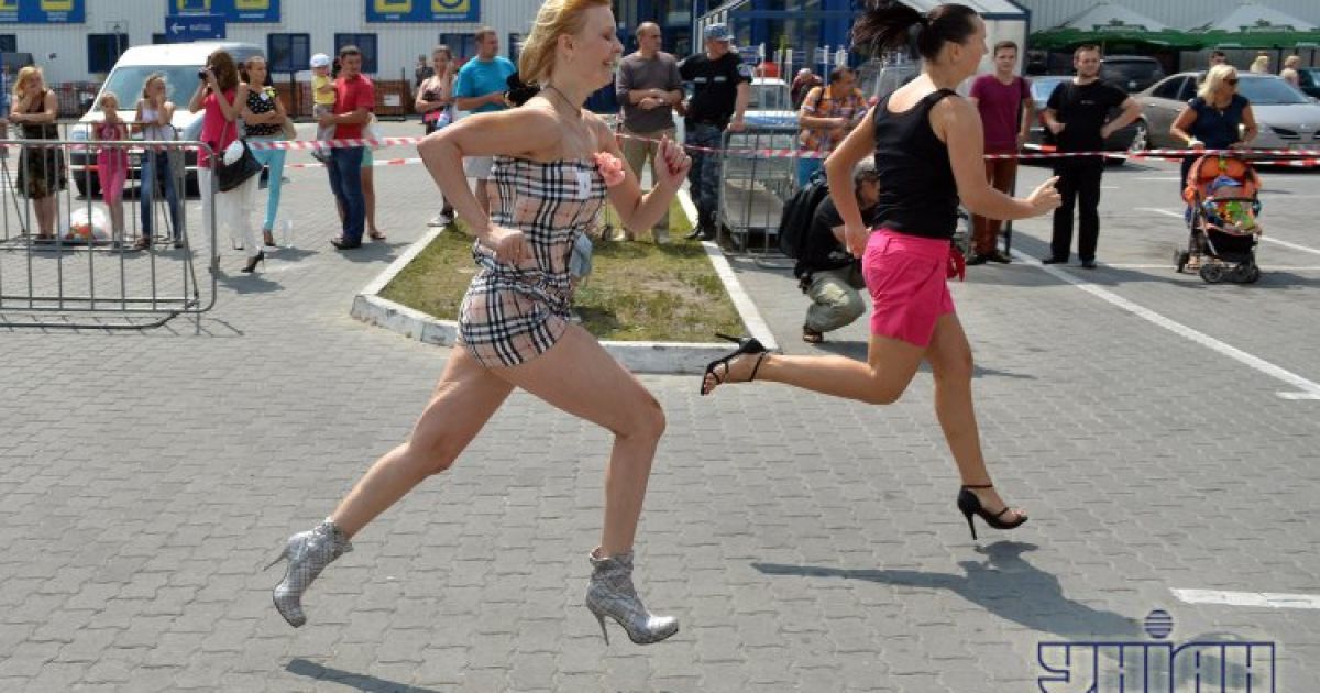 Дівчата та хлопці ганяли Львовом на височенних підборах / © УНІАН