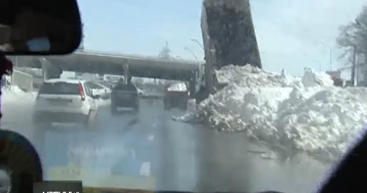 На 6-й день оголошеної надзвичайної ситуації на дорогах і тротуарах суцільна снігова каша