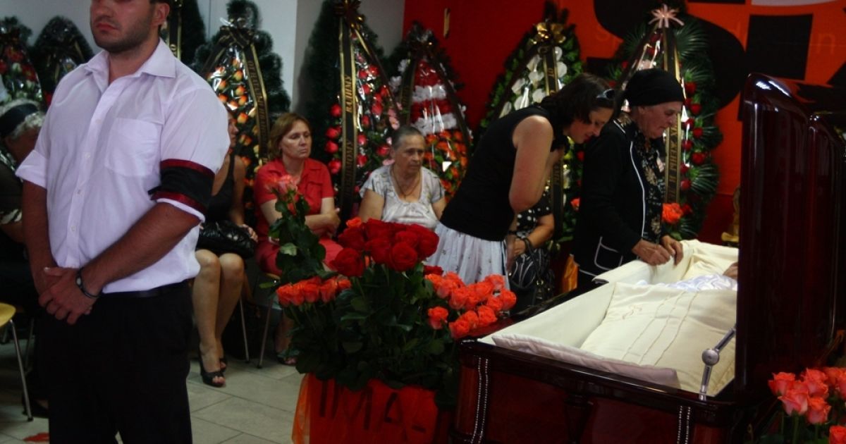 Попрощатися з Вадимом Нестерчуком прийшли друзі, колеги та прості люди / © gazeta.ua