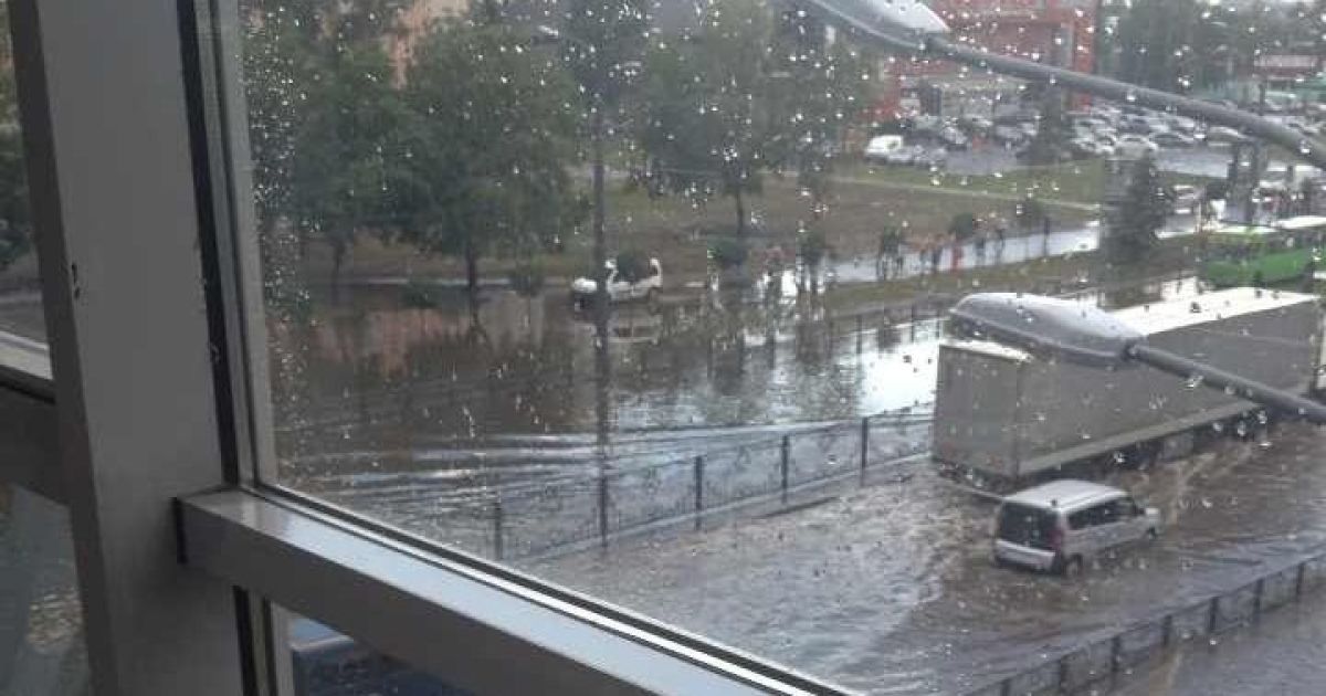 У Харкові злива затопила вулиці, заблокувала рух і загнала людей у підземку