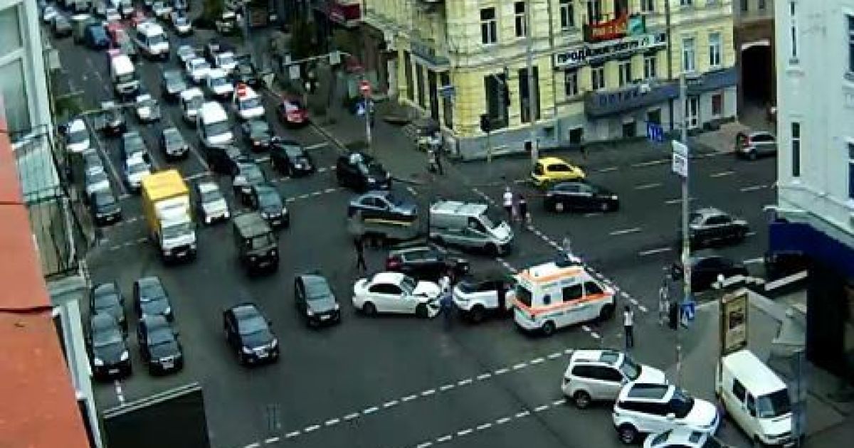 В центрі Києва на перехресті зіткнулись три авто
