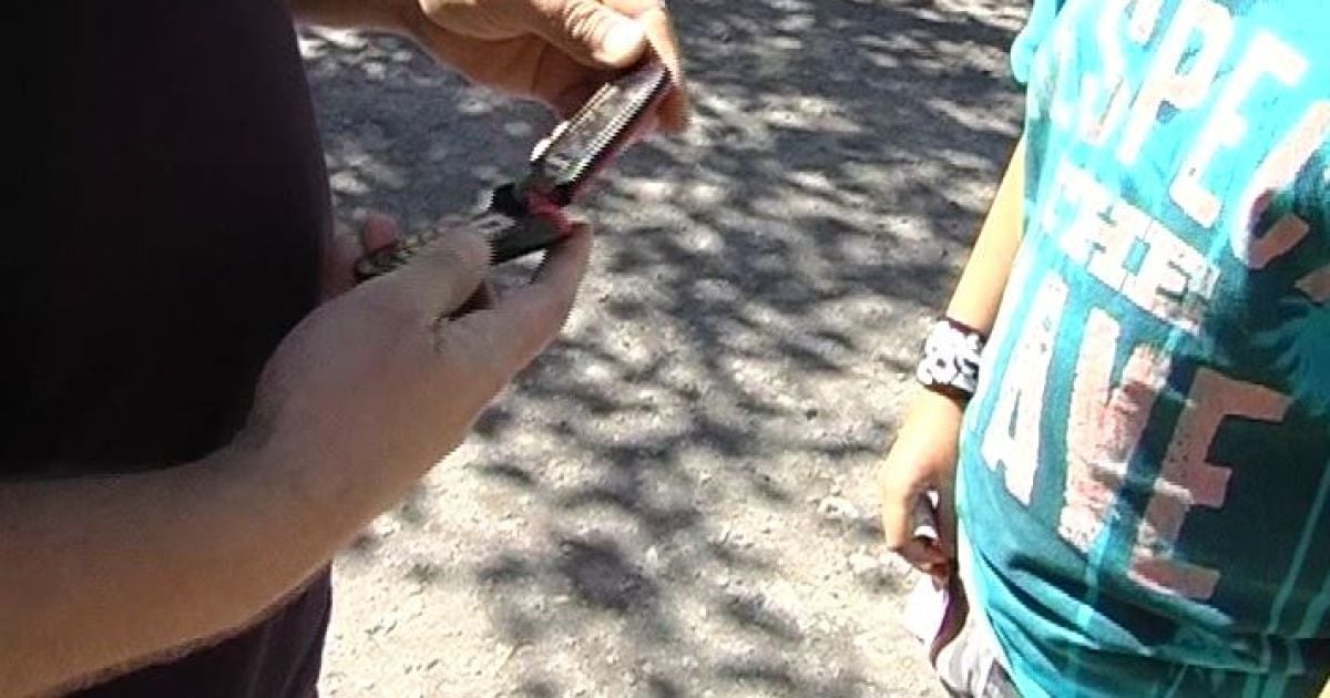 Шахрай робив так, аби діти самі віддавали йому телефони