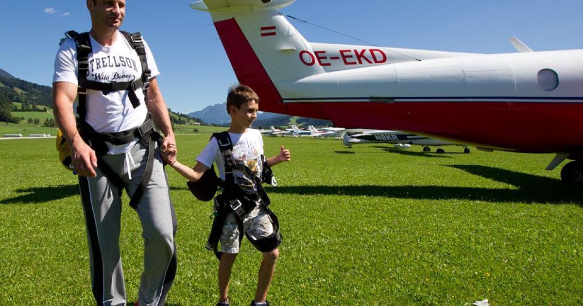 Віталій Кличко похизувався стрибком з парашутом з родиною / © rocketnews24