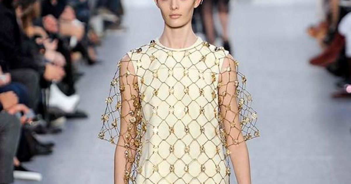 Chloe пропонує носити сірі шорти, черевики на шнурках і плаття із золотою сіттю