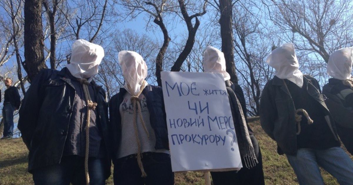 Хворі прийшли до Азарова на "страту"