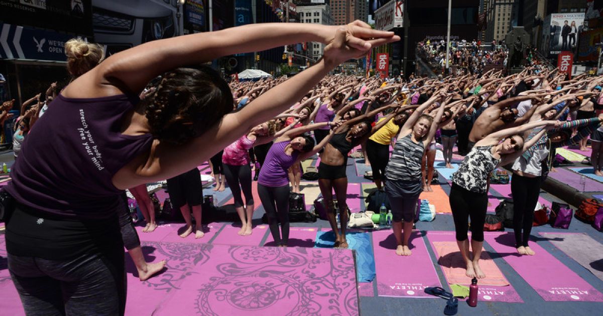В центрі Манхеттена цілий день медитують йоги. / © Фото EPA/UPG