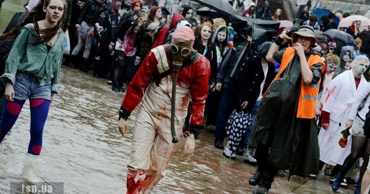 Злива не спинила зомбі-навалу у столиці Чехії / © Фото EPA/UPG